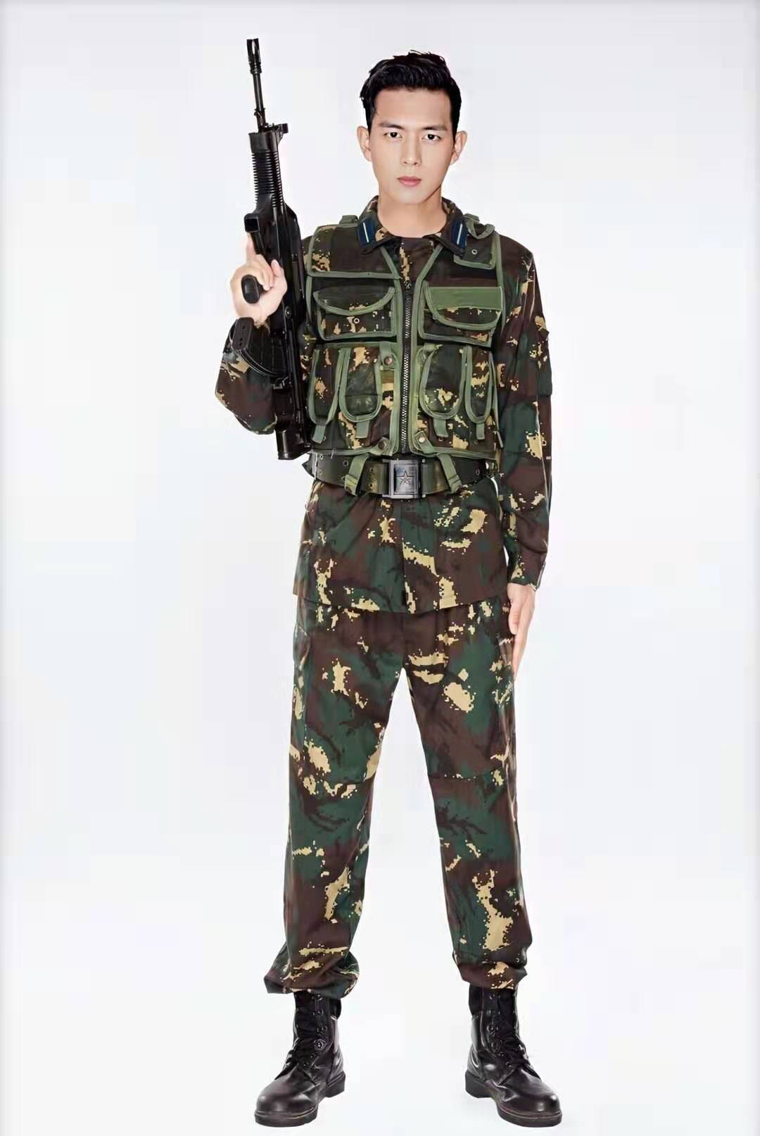 李现和范丞丞同样搭配迷彩服你更喜欢谁