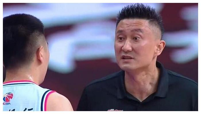 杜锋骂人已成常态!表示年轻球员要珍惜机会,不容许犯低级的错误
