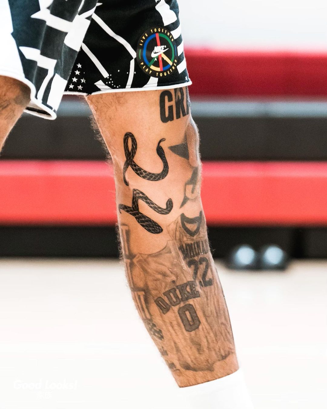 训练期间,塔图姆还展示了自己大腿部位添加的一处新纹身,是一条黑色的