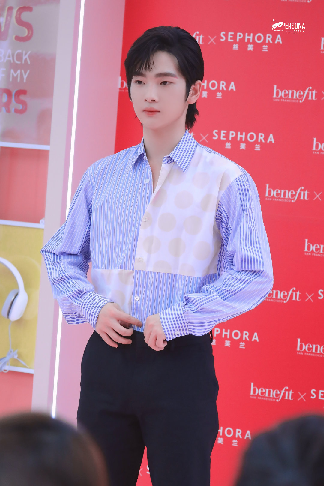 172cm周震南搭配拼接衬衫粉色眉毛抢镜