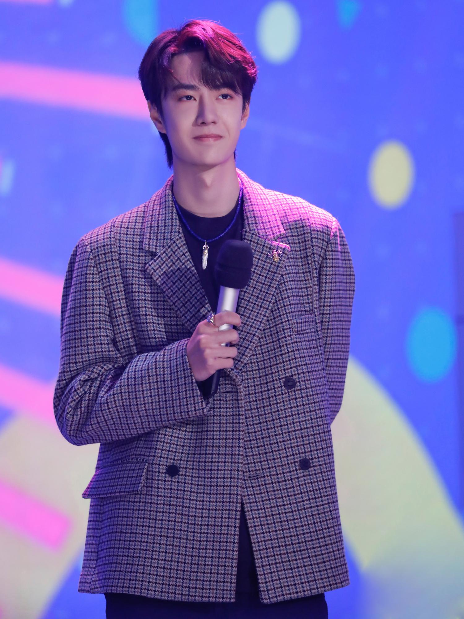 2/ 6王一博身穿一件黑色小高领内搭外搭一件灰色格纹西装外套,绅士