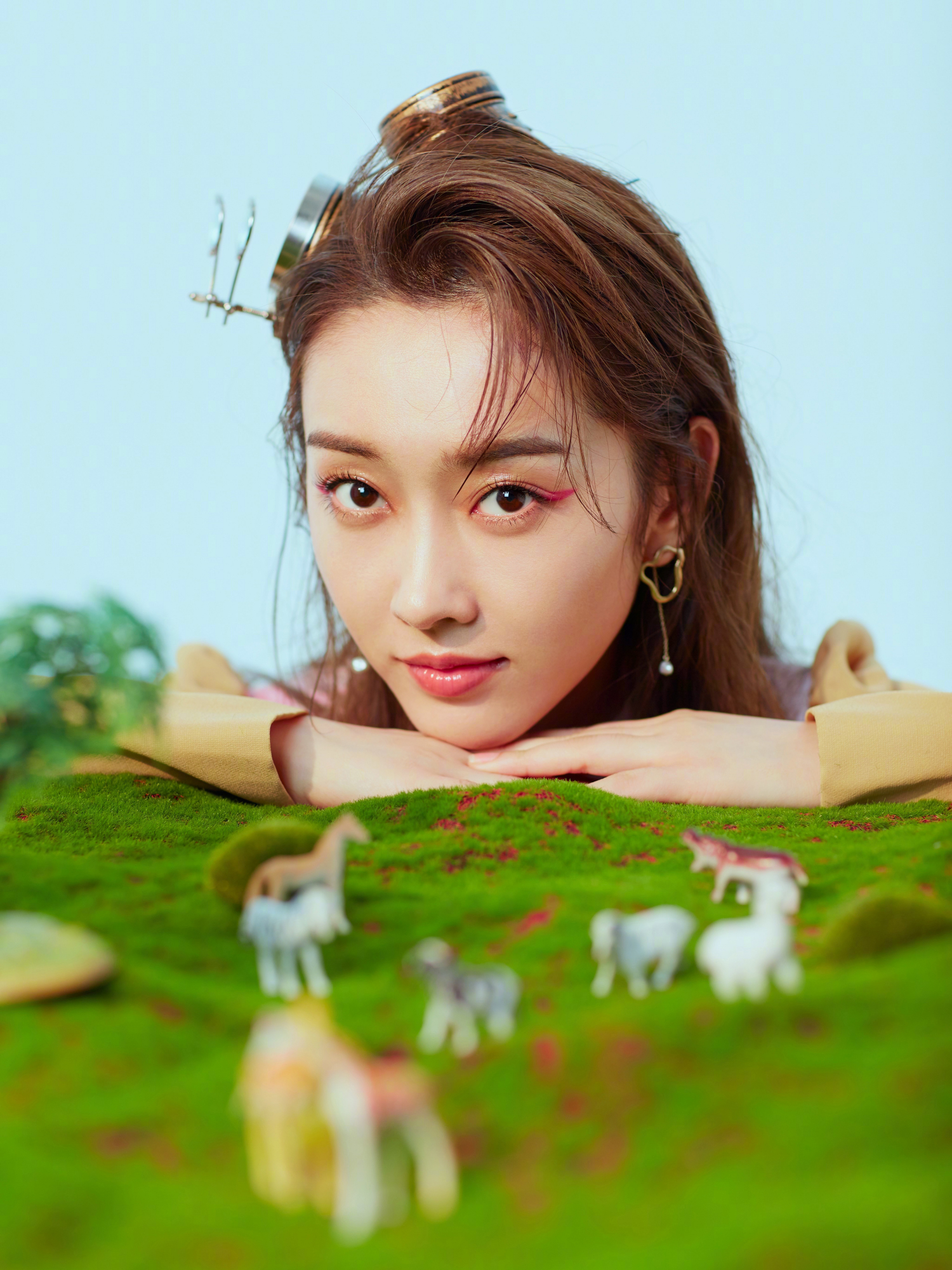 师姐宣璐罕见光脚出镜穿粉色短裙大秀长腿