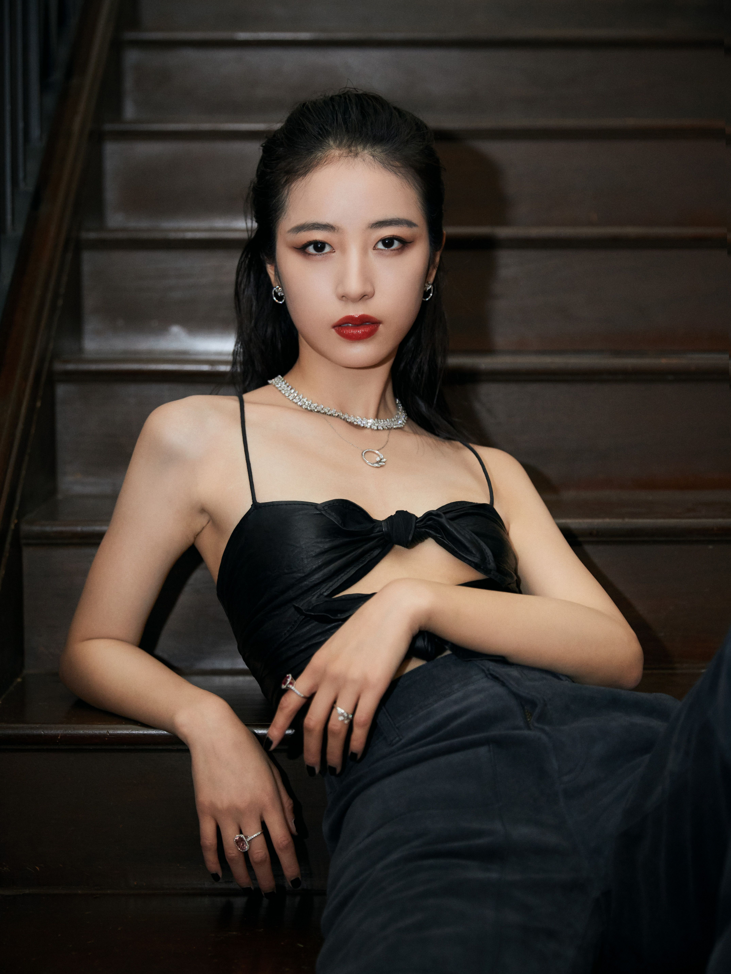 周雨彤太会穿了吊带搭配西装这身材女明星里罕见