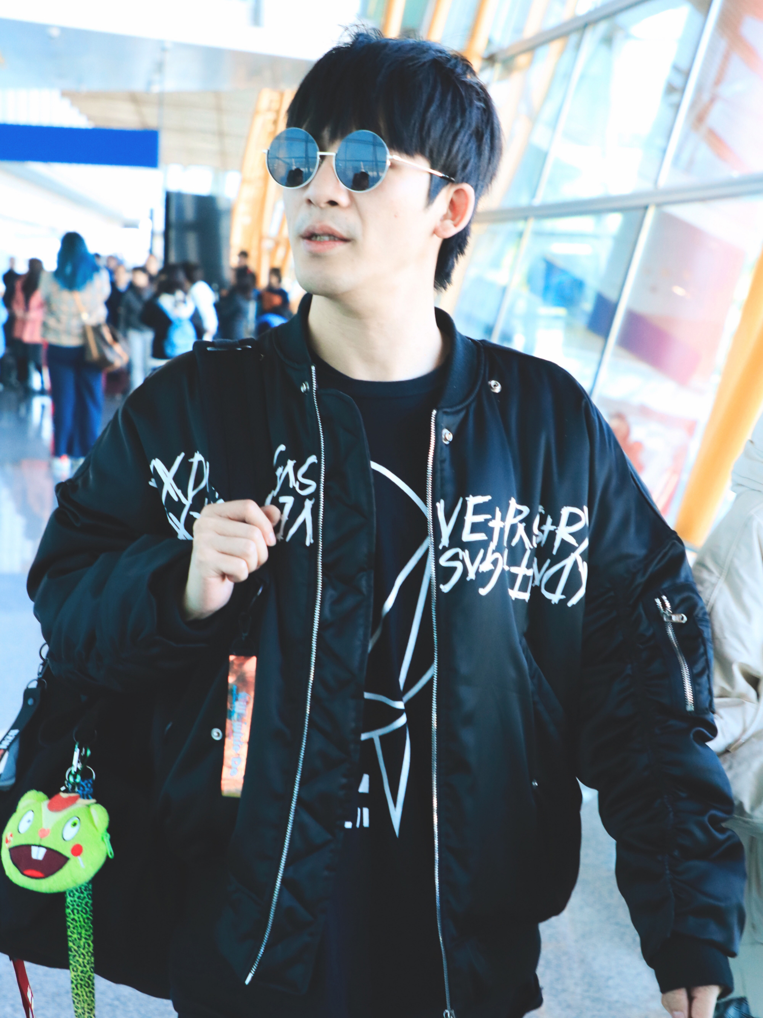 大张伟搭配一身黑色造型,背包挂饰意外暴露可爱属性!_高清图集_新浪网