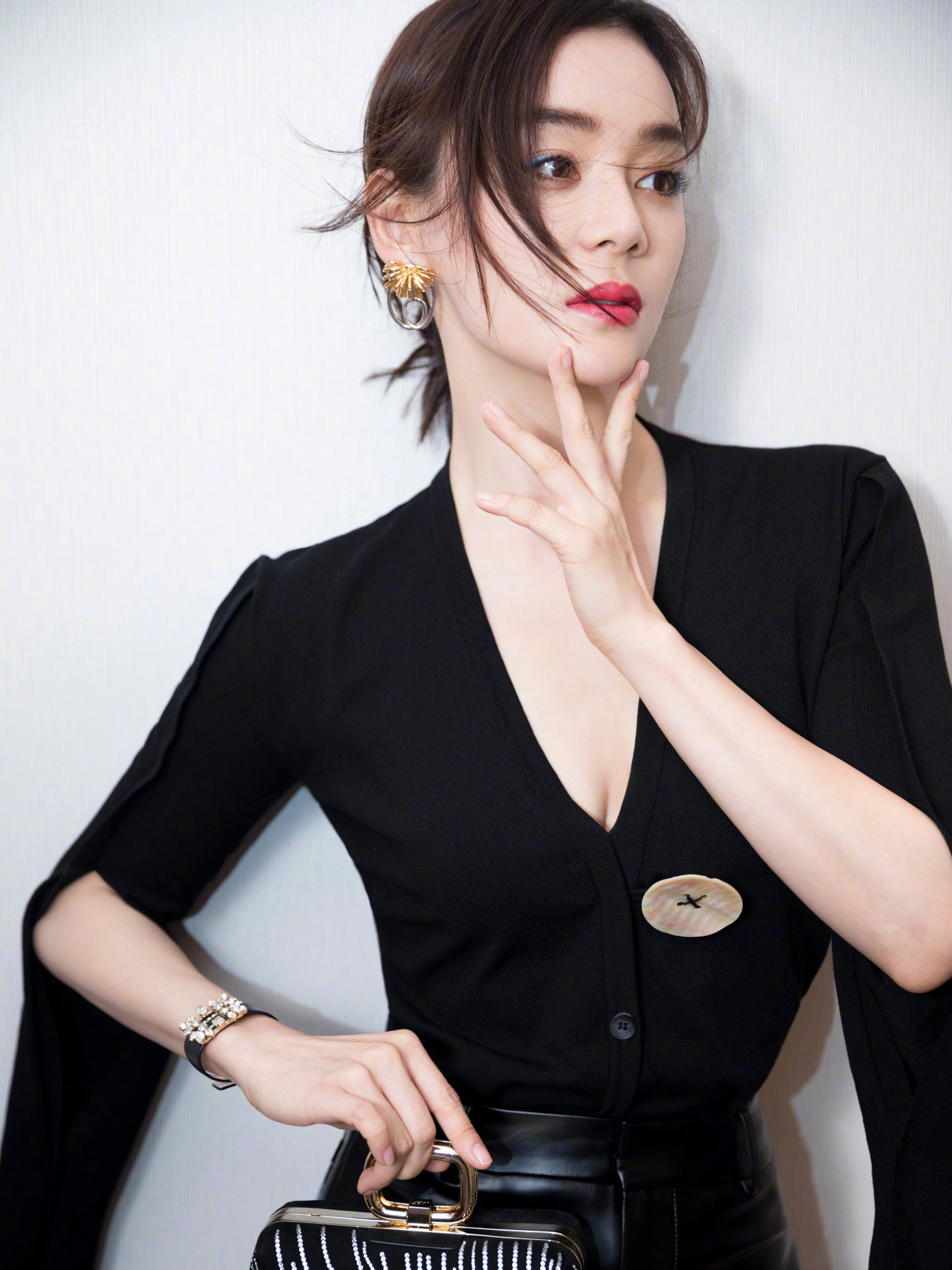 袁姗姗真敢穿深v上衣搭配皮裙这身材女星里罕见