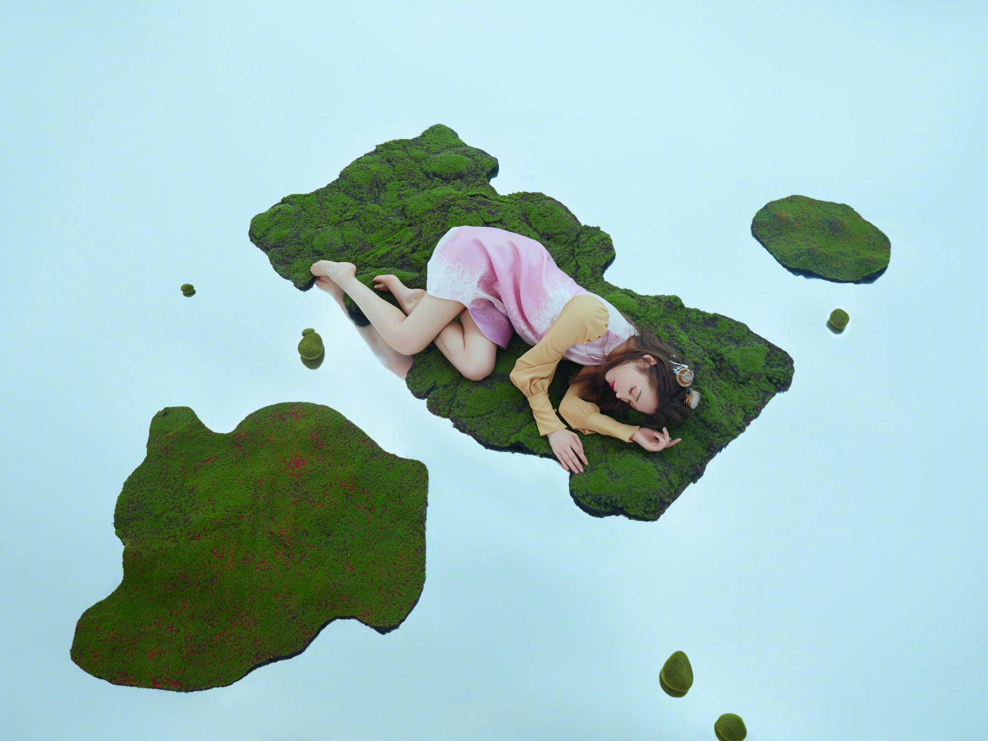 师姐宣璐罕见光脚出镜穿粉色短裙大秀长腿