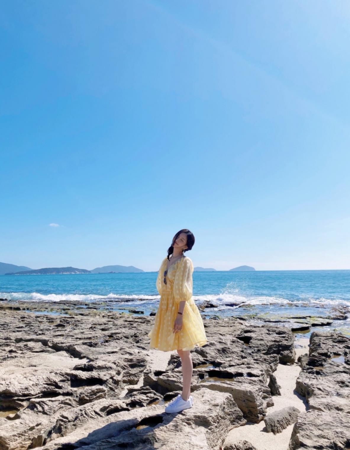 江疏影状态真不错穿碎花裙戴草帽拍照清新甜美