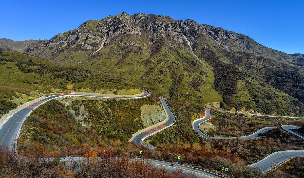而在甘肃的定西,却有一座山头,地名也叫"分水岭",而且还还特别知名