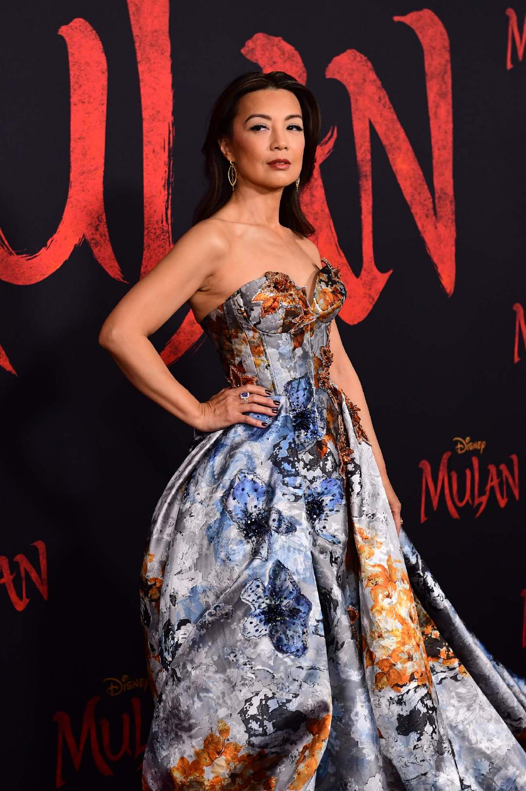 花木兰配音温明娜56岁风姿绰约穿抹胸裙和刘亦菲同框美