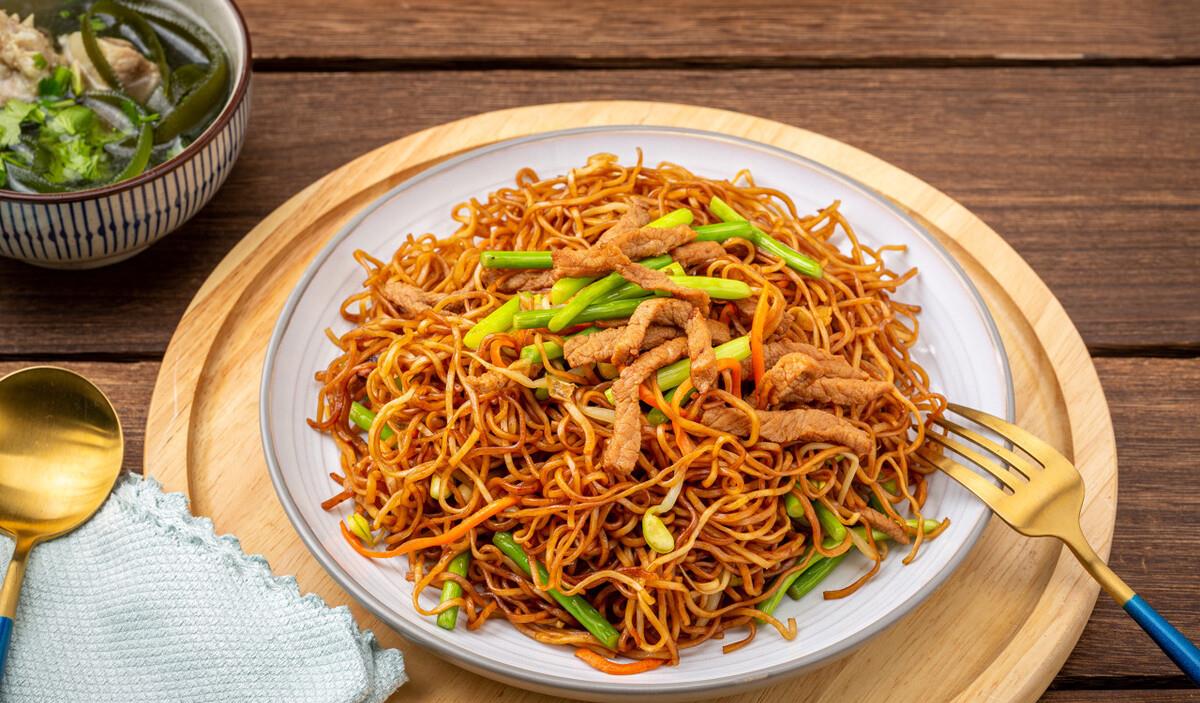 河南蒸卤面配上一瓣蒜一碗鸡蛋汤满满的家的味道