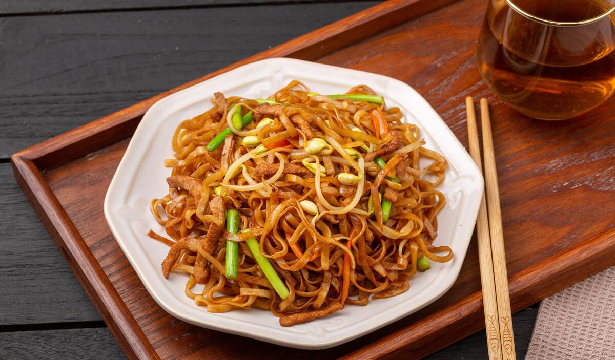 河南蒸卤面配上一瓣蒜一碗鸡蛋汤满满的家的味道