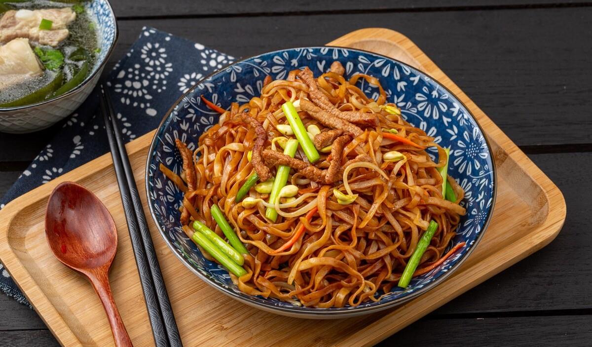 河南蒸卤面配上一瓣蒜一碗鸡蛋汤满满的家的味道