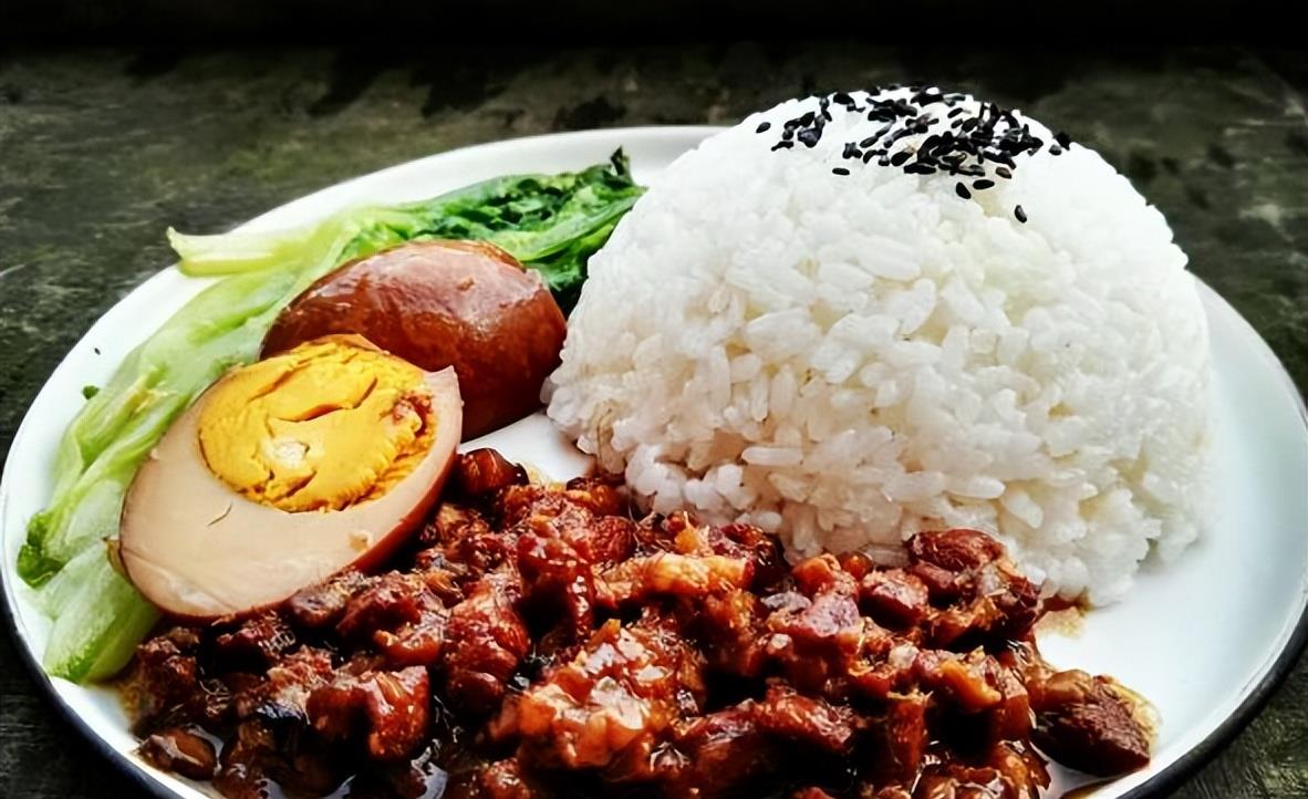 肥瘦相间的卤肉饭,吃下去一嘴的肥油,米饭也要沾满肉汁才行|卤肉饭