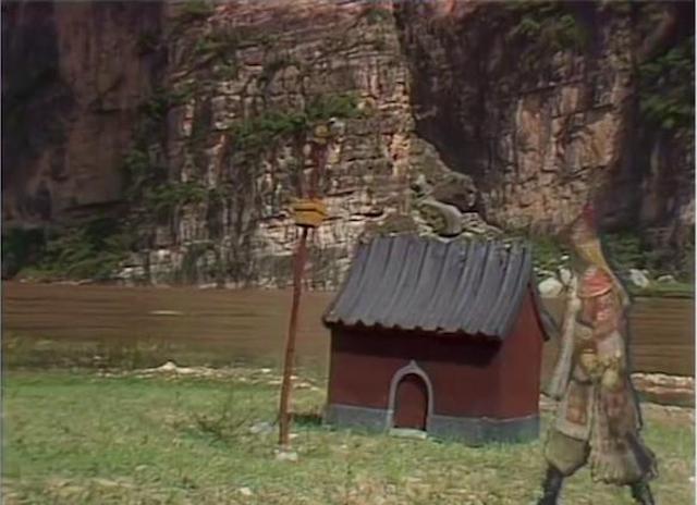 二郎神与孙悟空变幻斗法的戏份时,孙悟空变成了一座土地庙的戏