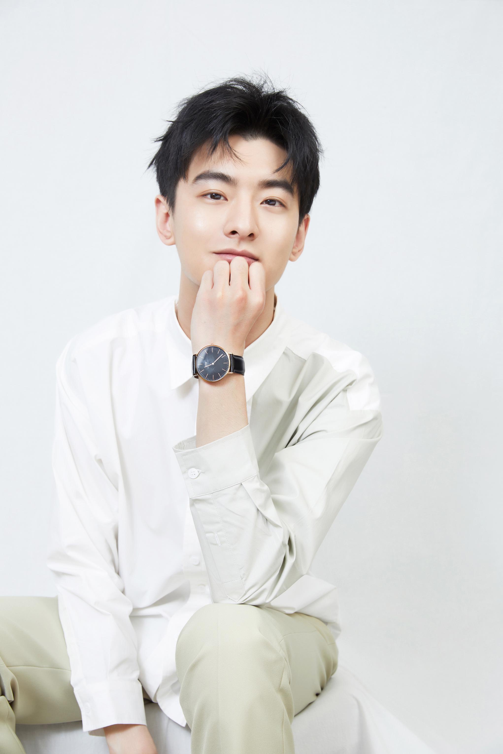 王泽轩清爽写真眼神冷峻隐现忧郁气质