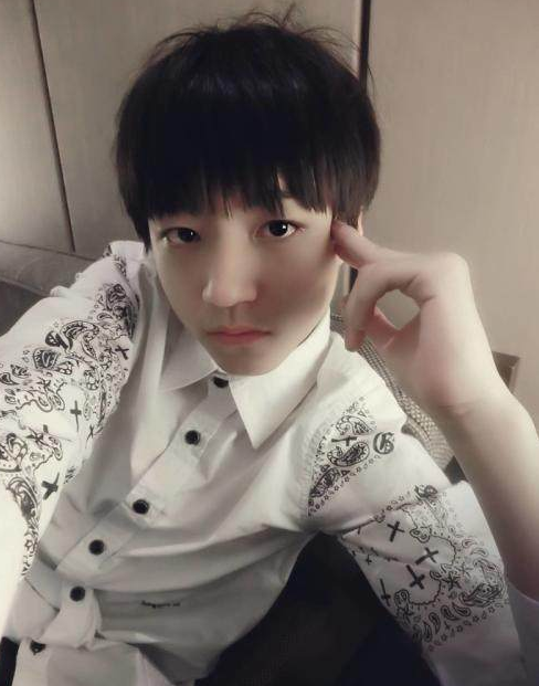 初中时期的王俊凯虽然经常外出演出但好歹没有放弃学业