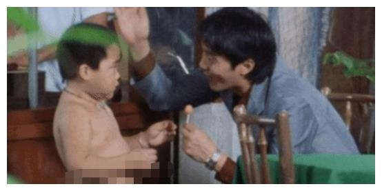 还记得被周星驰"一弹"成名的小胖子吗?如今长大后帅到认不出!