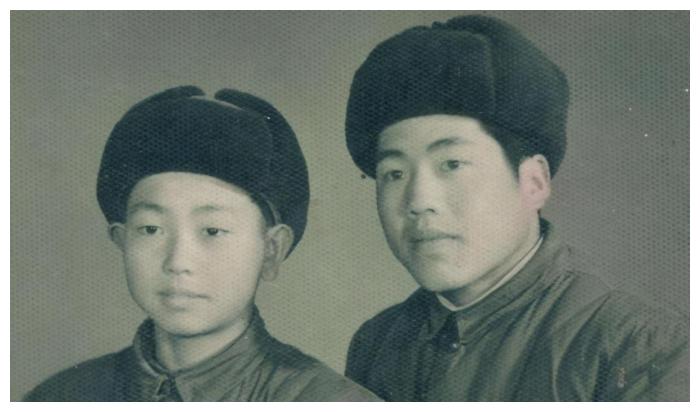 我问爸爸照片中站在他旁边的那位年轻叔叔是谁？他说那是你妈！休闲区蓝鸢梦想 - Www.slyday.coM