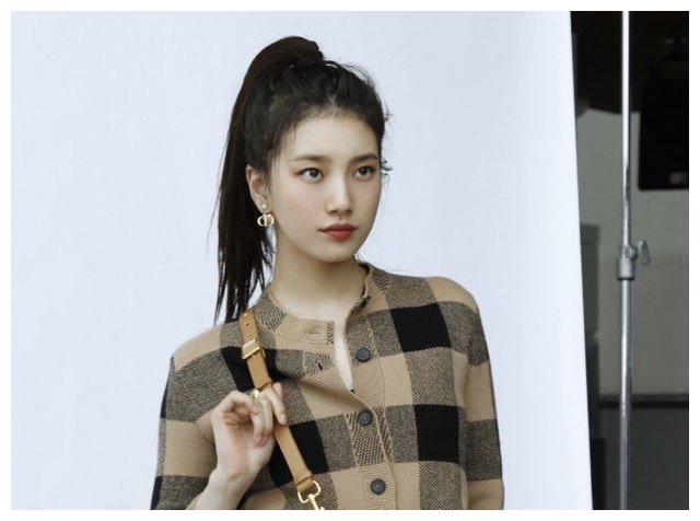 李敏镐前女友裴秀智人气太旺!写真大片释出,抹胸红裙气场霸气