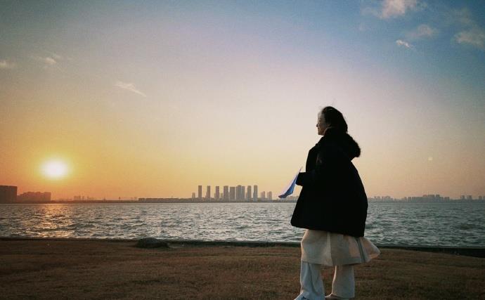 倪妮分享海边随手拍吹海风看落日氛围感十足