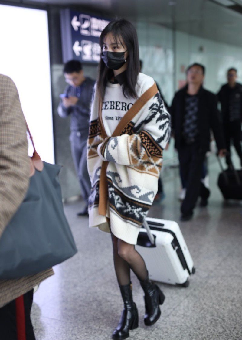 郑爽玩起"丝袜诱惑",这双"吸管腿"仿佛一不小心就会被折断