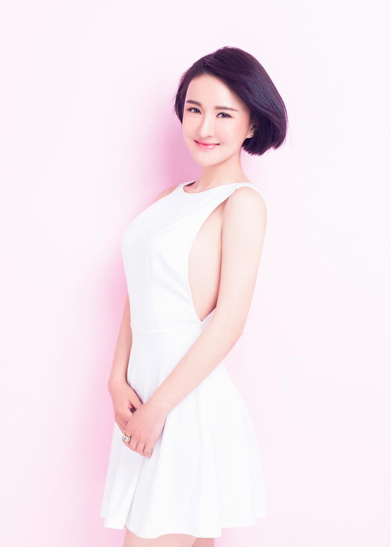 郑亦桐拥有无可挑剔的美貌和身材,蕴含着令人陶醉的魅力!