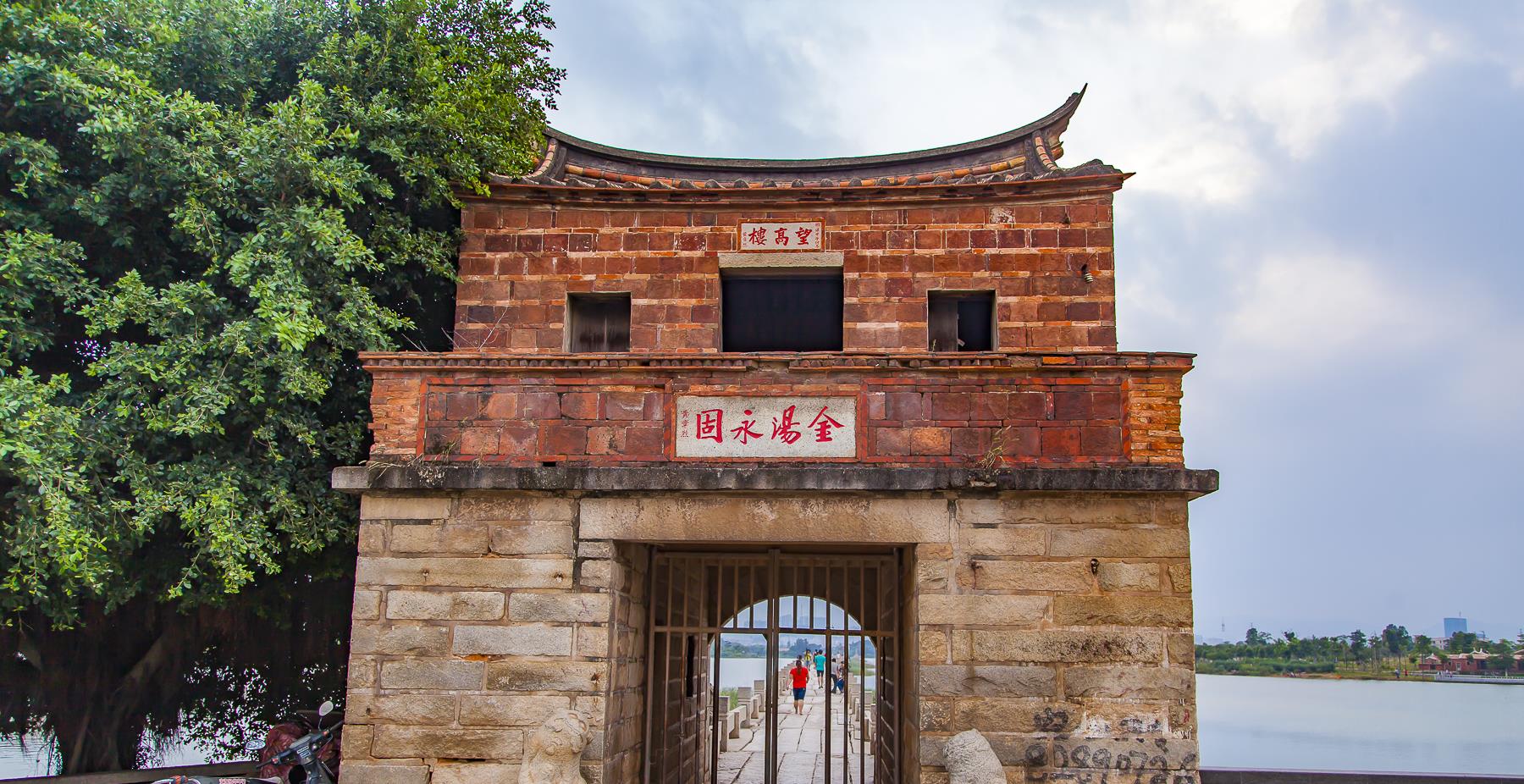 安平桥坐落于福建省泉州市下辖的晋江安海镇和南安水头镇之间的海湾上