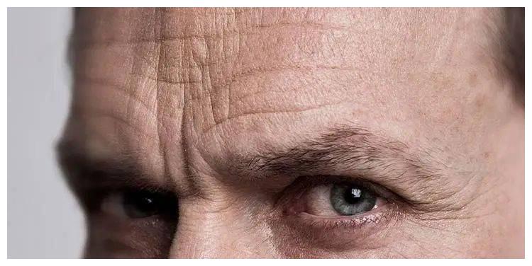 印堂处有两道竖纹的,就叫做双雀纹.