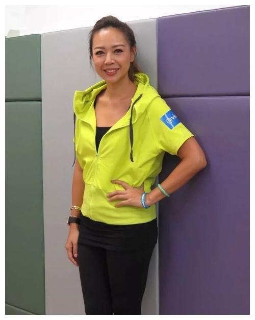 钟丽淇素颜是真美,近照看除了有斑外一点皱纹没有,还是很有气质