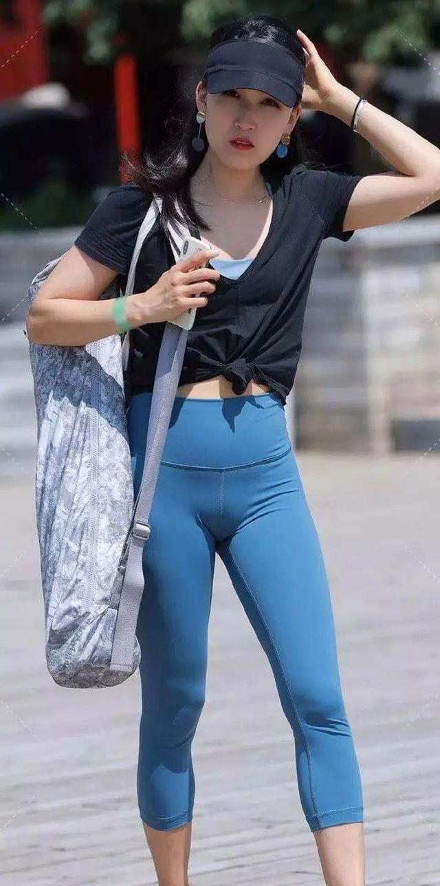 深蓝色紧身瑜伽裤,时尚迷人,甜美的感觉