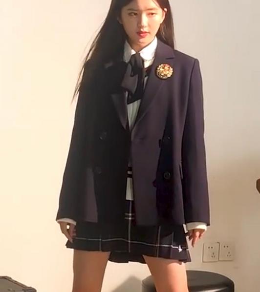 终于等到赵露思对南韩校服下手,穿后形象完胜jk,看着也太嫩了