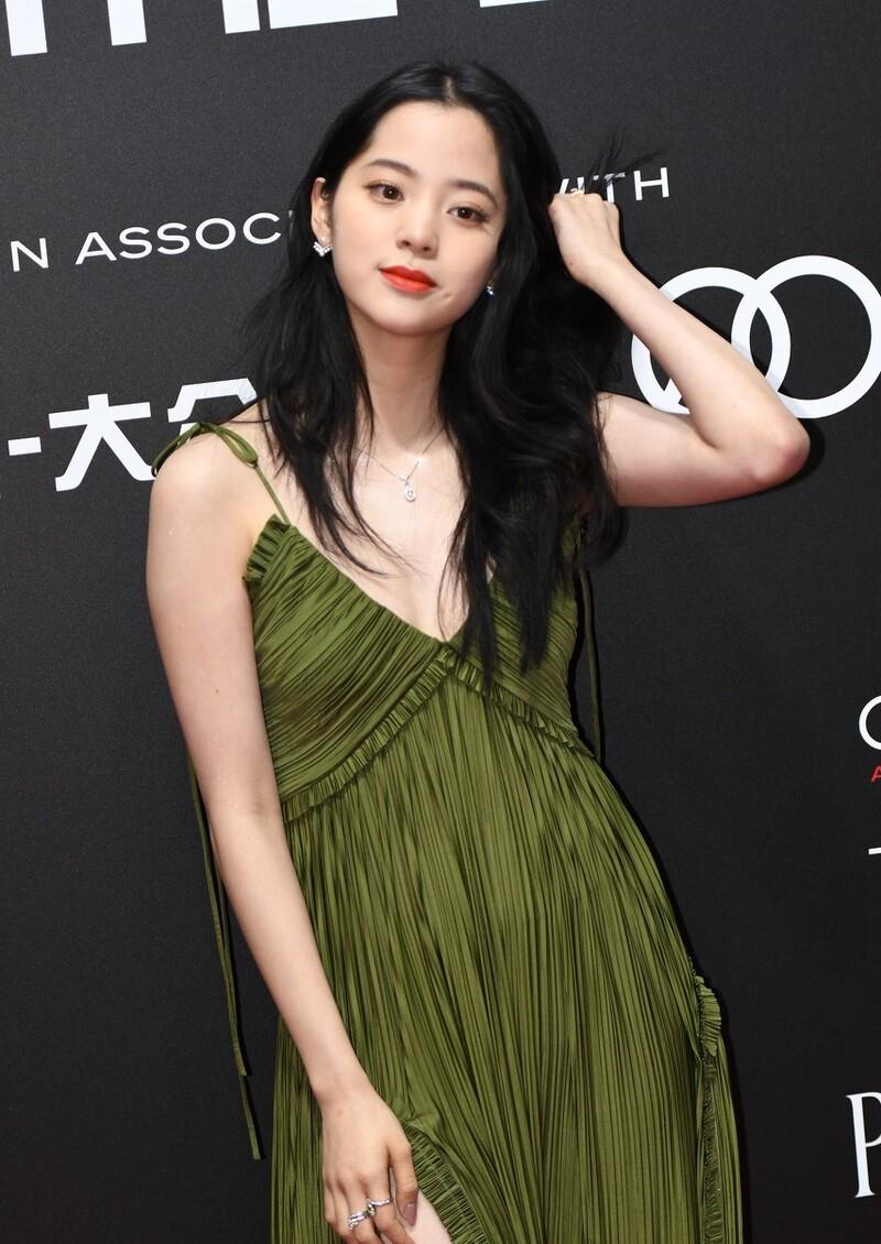 欧阳娜娜长大了穿绿色吊带裙配披肩卷发甜美女孩也性感迷人