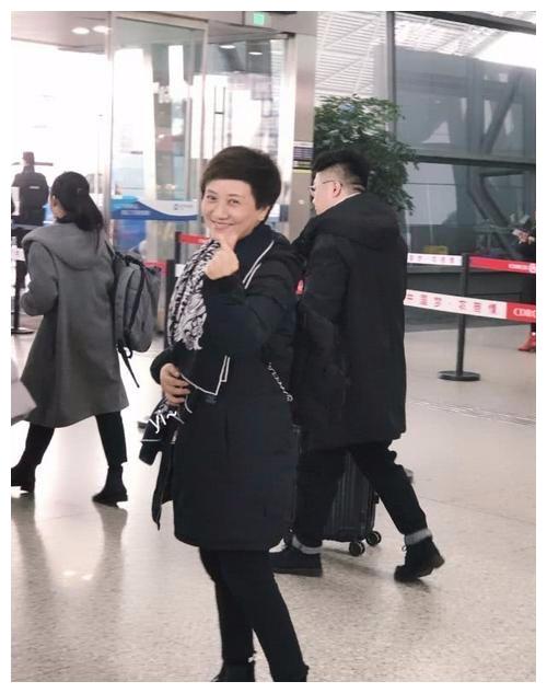 邓婕张国立机场隔开走,素面朝天皱纹真实,当个平凡老人!