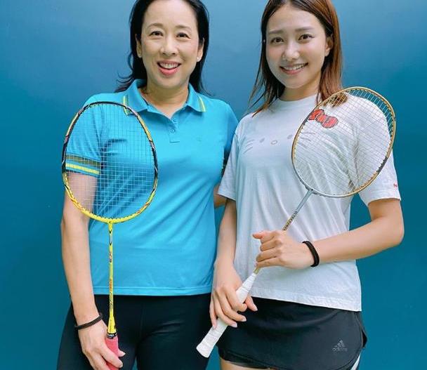 3岁霍中妍衣品提升叠穿两件单品同框霍启刚眉眼间酷似朱玲玲