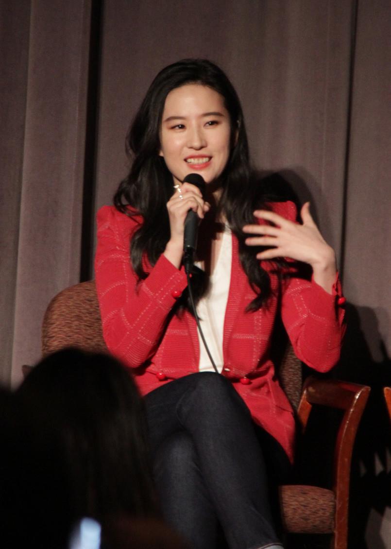 刘亦菲高颜值输给"多肉脸",红西装配牛仔裤,简约随性太自然_高清图集