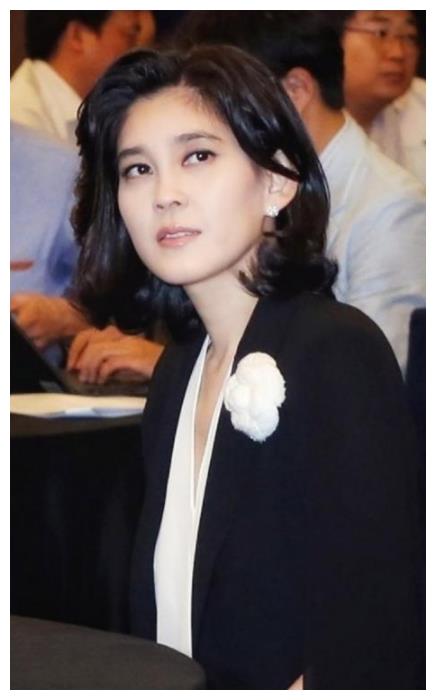 三星长公主李富真,不愧是顶流白富美,穿衣打扮尽显名媛风