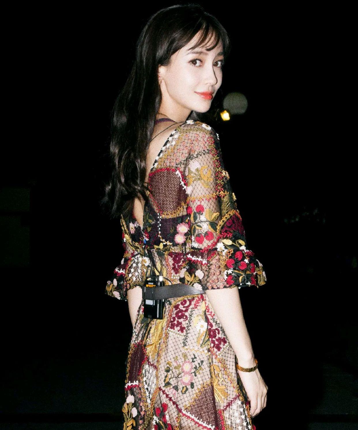 身穿镂空裙的杨颖美丽时尚惊艳