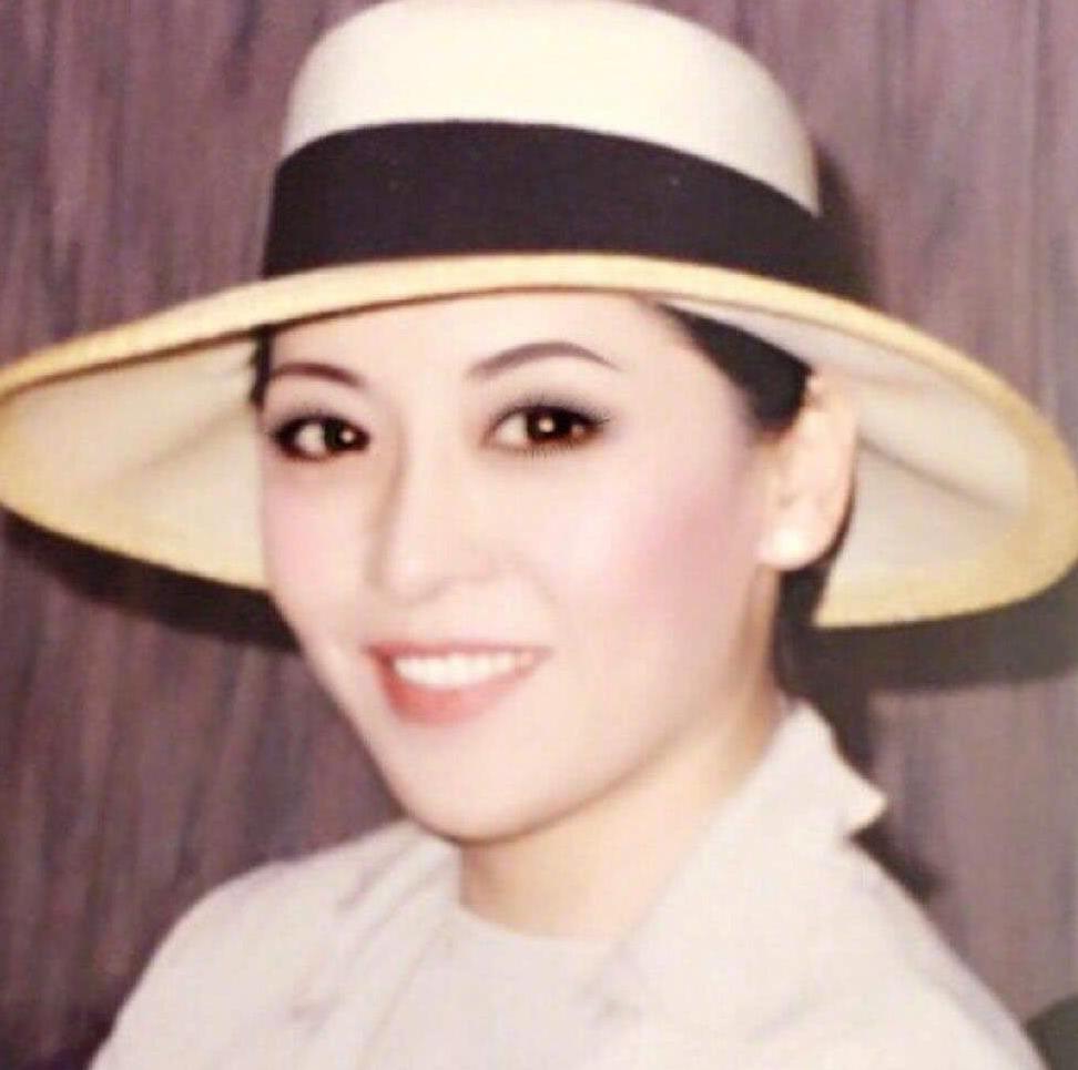 向太年轻时真漂亮,和当红女星同框都不输,难怪向华强爱不释手__财经头条