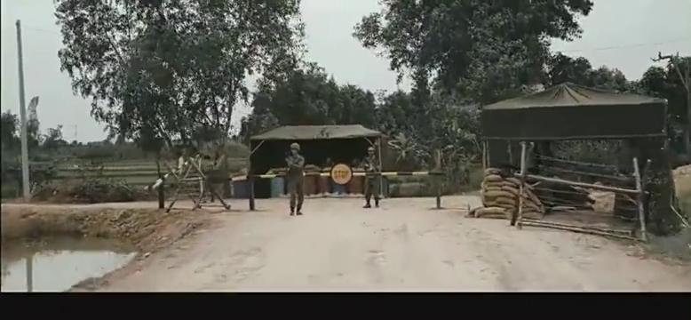 两名特工开车闯敌人哨卡,拿着重机枪疯狂扫射,火爆刺激