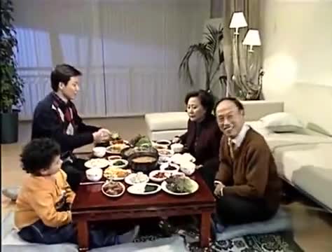 摩登家庭：婆婆尝了韩国儿媳做的菜，起初还摆脸色，后来停不住嘴