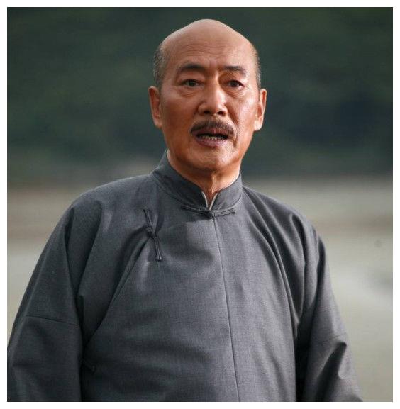 他是国家一级演员,与妻子恩爱56年零绯闻,儿子还是国人的骄傲