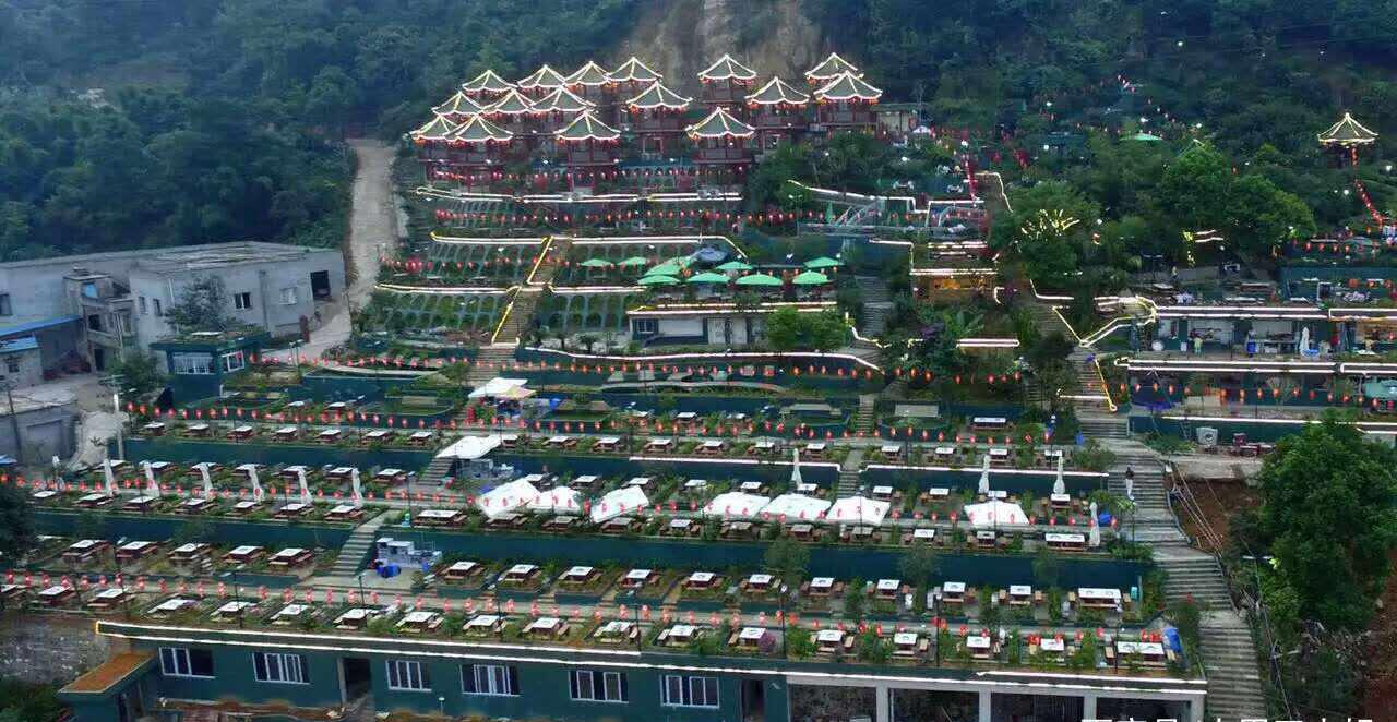 重庆最霸气的火锅店,老板包了一座山,从山头到山脚全是人