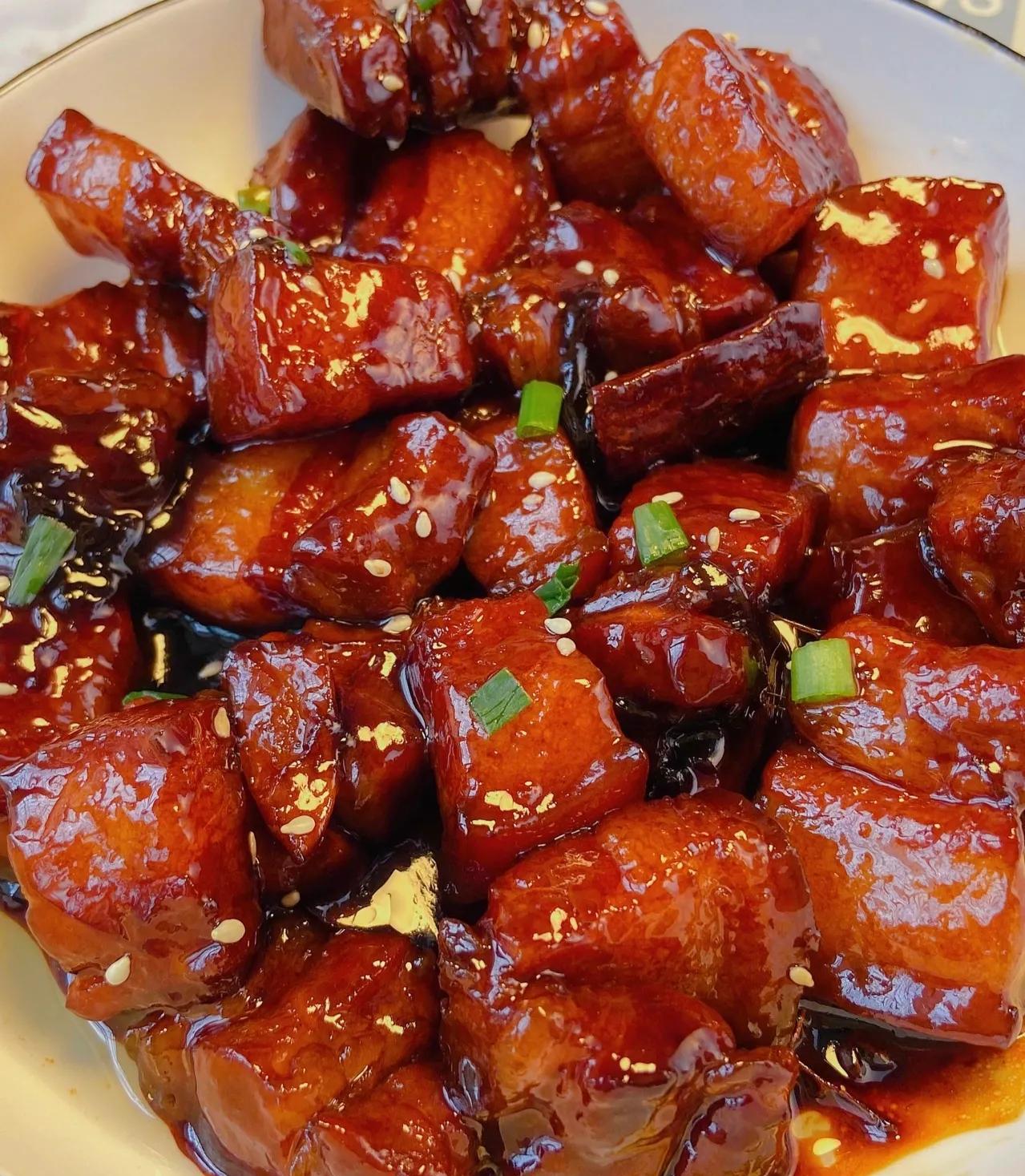 一,黄芪红烧肉,酱香浓郁,色泽很诱人,入口即化的感觉食材:五花肉,冰糖