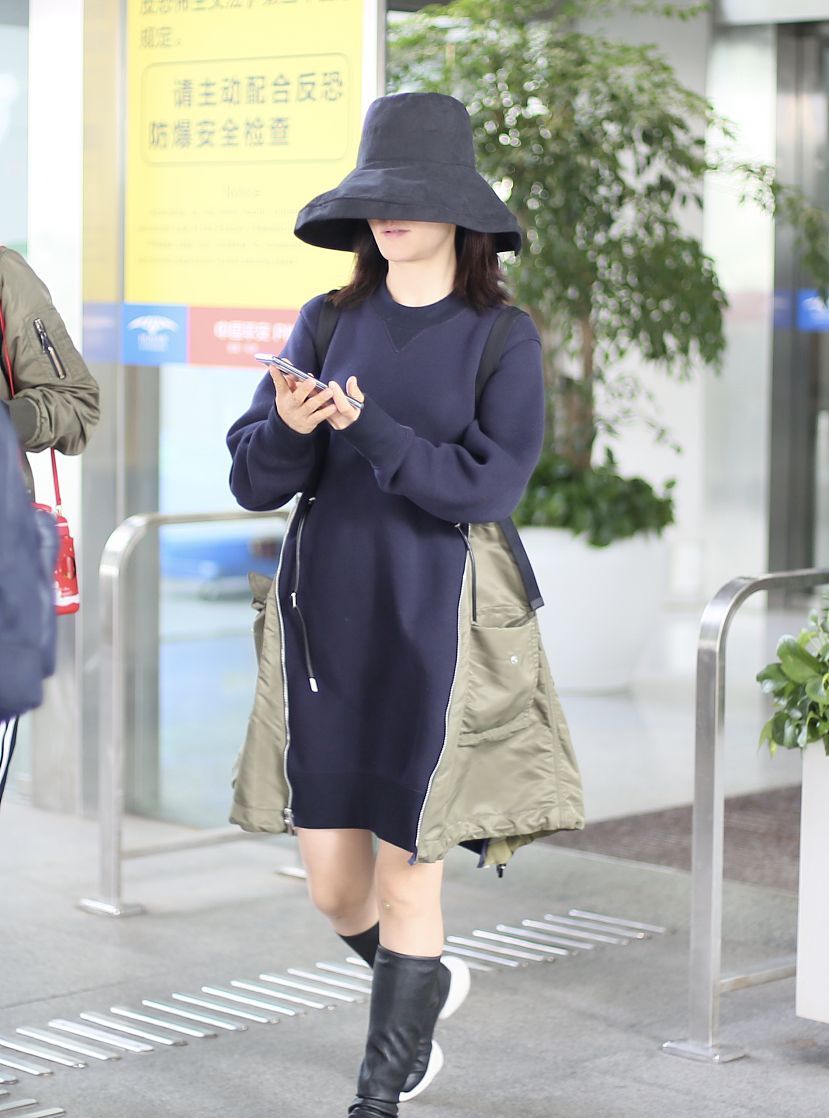 谢娜街拍:机能风拼接卫衣裙皮靴 帅气时髦