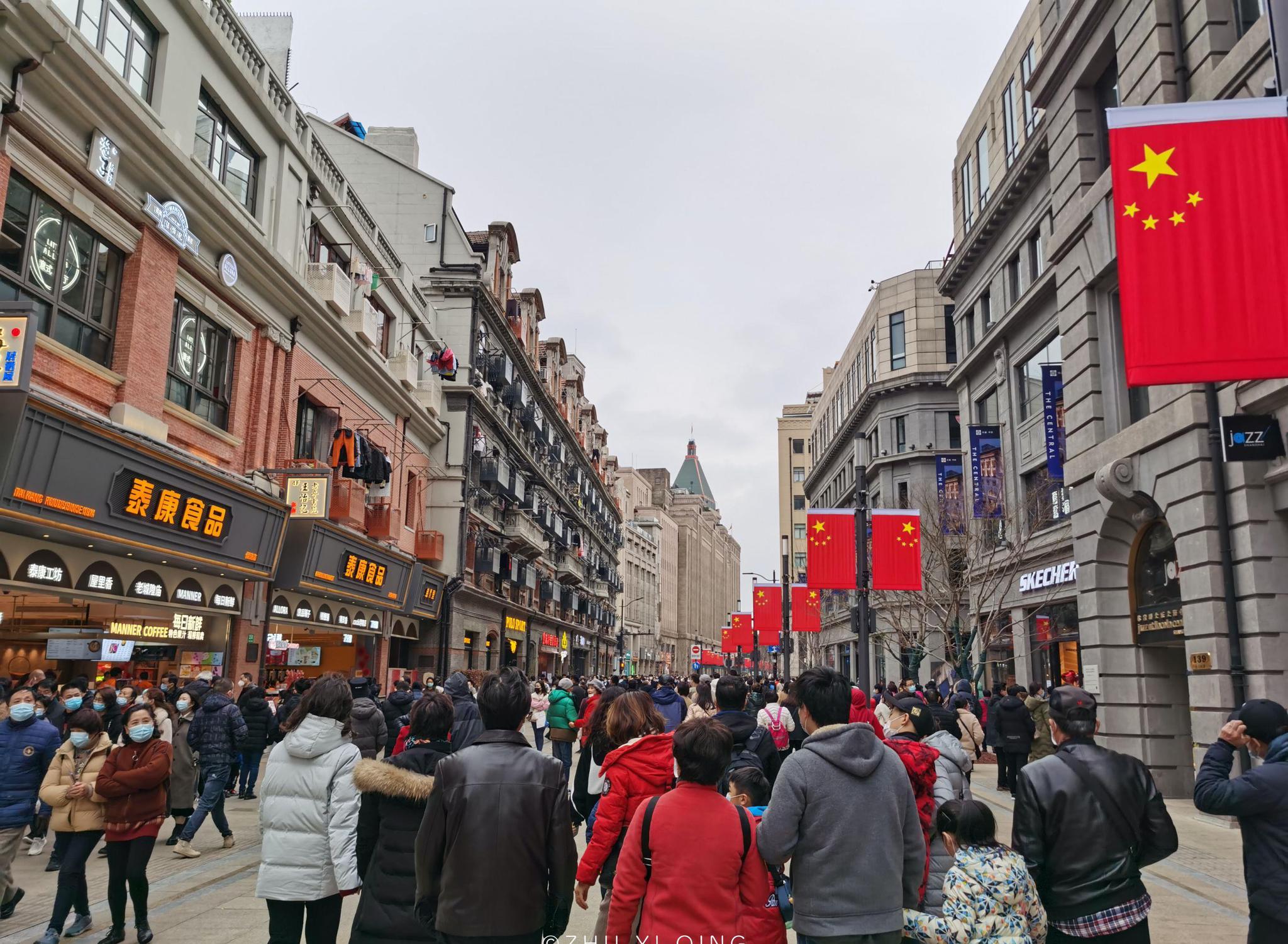 南京路步行街可以说是上海最热闹的马路,它是上海开埠后最早建立的一