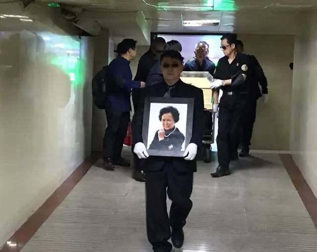 杨洁导演的好友邓在军夫妇,王俊岭夫妇前来送别.