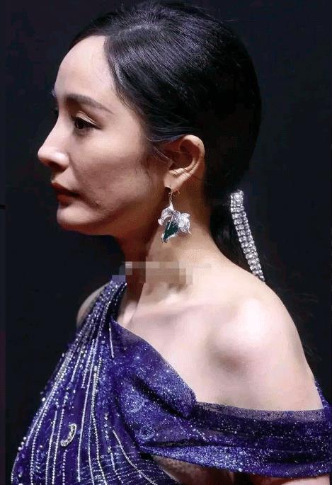 杨幂老太多了生图曝光没有美颜滤镜下的她皮肤差到难以想象