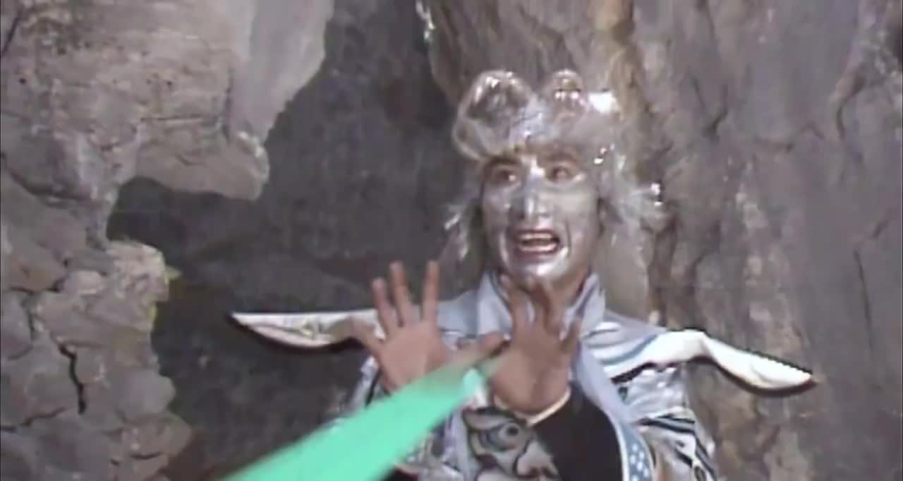 西游记银角大王抓了猪八戒把他脱了毛拿盐腌着吃腌猪肉