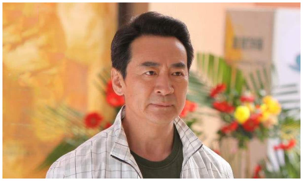 65岁寇振海近照,12岁儿子个头赶超爸爸,小21岁娇妻发福明显