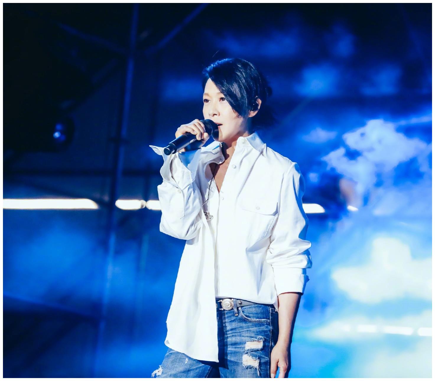 51岁刘若英再次带来回忆杀,白衬衫文艺感十足,气质仍然似少女